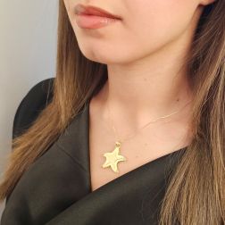 Ciondolo Stella Marina Centro Satinato in Oro Giallo foto indossata