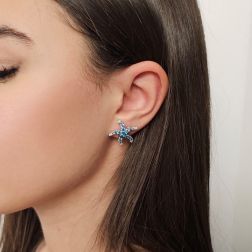 Orecchini Stella Marina con Diamanti Blu in Oro Bianco foto indossata