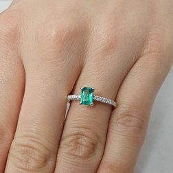 Anello Solitario Smeraldo Ottagonale e 8 Diamanti in Oro Bianco foto indossata