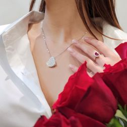 Anello Kate con Rubino 8.10x6.20mm e 12 Diamanti foto indossata