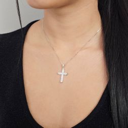 Ciondolo Croce in Oro Bianco con Pavé di Diamanti foto indossata