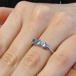 Anello Trilogy Crociera 4mm Acquamarina in Oro Bianco foto indossate