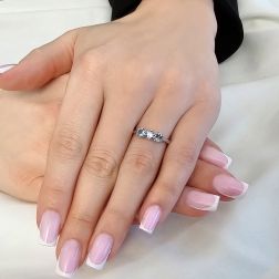 Anello Trilogy Crociera 4mm Acquamarina in Oro Bianco foto indossate