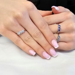 Anello Trilogy Crociera 4mm Acquamarina in Oro Bianco foto indossate