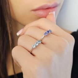 Anello Trilogy Crociera 4mm Tanzanite in Oro Bianco foto indossate