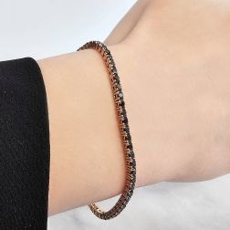 Bracciale Tennis 65 Diamanti Neri 17.50cm x 2.40mm in Oro Rosa foto indossata