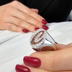 Anello Ovale Chevalier con Zaffiri Mandarino e Diamanti foto indossata