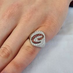 Anello Ovale Chevalier con Zaffiri Mandarino e Diamanti foto indossata