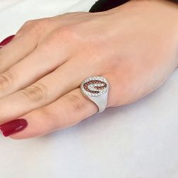 Anello Ovale Chevalier con Zaffiri Mandarino e Diamanti foto indossata