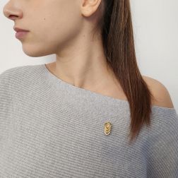 Photo of worn 3-colour overlapping oval brooch in 18kt gold