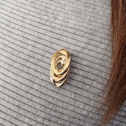 Photo of worn 3-colour overlapping oval brooch in 18kt gold