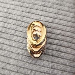 Photo of worn 3-colour overlapping oval brooch in 18kt gold