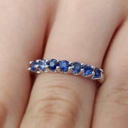 Anello Veretta 7 Zaffiri Blu Suspended in Oro Bianco foto indossata