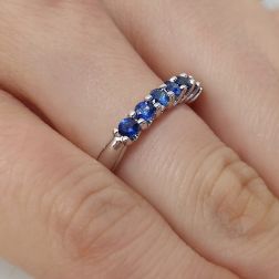 Anello Veretta 7 Zaffiri Blu Suspended in Oro Bianco foto indossata