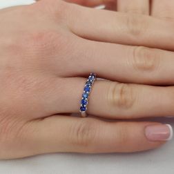 Anello Veretta 7 Zaffiri Blu Suspended in Oro Bianco foto indossata