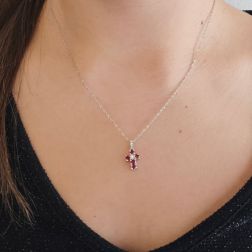 Ciondolo Croce con Rubini - Larghezza 8.3mm foto indossata