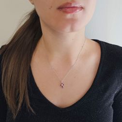 Ciondolo Croce con Rubini - Larghezza 8.3mm foto indossata