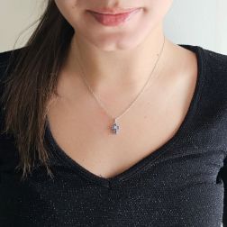Foto Indossata Ciondolo Croce con Zaffiri Blu - Larghezza 8.3mm