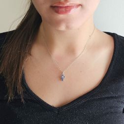 Foto Indossata Ciondolo Croce con Zaffiri Blu - Larghezza 8.3mm