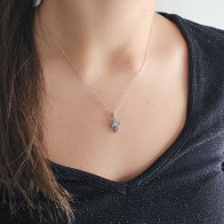 Ciondolo Croce con Diamanti Blu - Larghezza 8.3mm