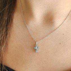 Foto indossata Ciondolo Croce con Diamanti Blu - Larghezza 8.3mm