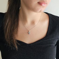 Foto indossata Ciondolo Croce con Diamanti Blu - Larghezza 8.3mm