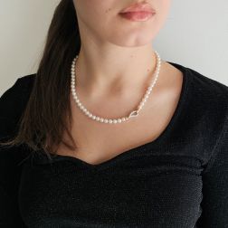 Collana Perle Akoya chiusura a goccia in Oro Bianco e Rosa con Diamanti foto indossata