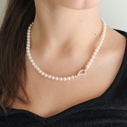 Collana Perle Akoya chiusura a goccia in Oro Bianco e Rosa con Diamanti foto indossata
