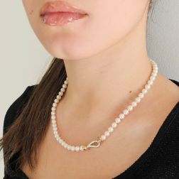 Collana Perle Akoya chiusura a goccia in Oro Bianco e Rosa con Diamanti foto indossata