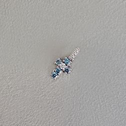 Ciondolo Croce con Diamanti Blu - Larghezza 6.7mm