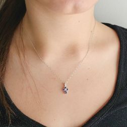Foto Indossate Ciondolo Croce con Zaffiro Blu - Larghezza 6.7mm