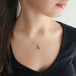 Foto Indossata Ciondolo Croce con Smeraldi - Larghezza 6.7mm