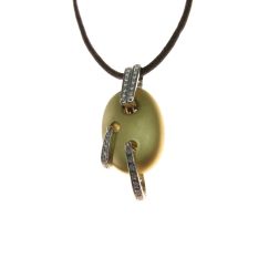 Oval satin-finish pendant in yellow gold and diamonds