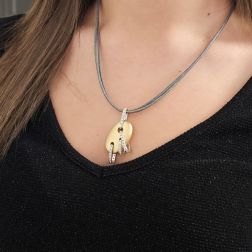 Ciondolo Ovetto satinato in Oro Giallo e Diamanti foto indossata