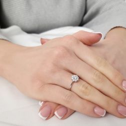 Anello Fiore Diamanti in Oro Bianco 9mm foto indossata