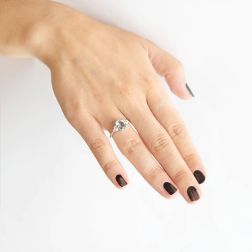 Anello Solitario con Acquamarina 9mmx7mm e Diamanti foto indossata