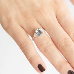 Anello Solitario con Acquamarina 9mmx7mm e Diamanti foto indossata