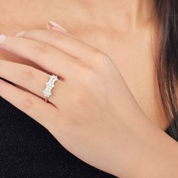 Foto indossata Anello Trilogy Fiore di Diamanti - Larghezza 7mm
