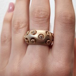 Anello a Fascia Bombata con Diamanti Brown foto indossata