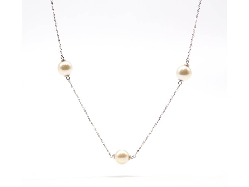 White 18kt gold necklace with 3 Akoya Pearls