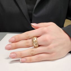 Anello a Fascia Bombata con Diamanti Brown foto indossata