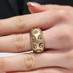 Anello a Fascia Bombata con Diamanti Brown foto indossata
