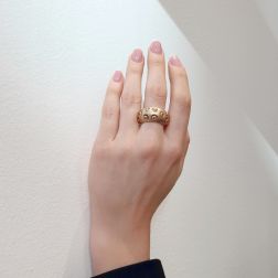 Anello a Fascia Bombata con Diamanti Brown foto indossata