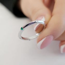 Veretta piramidale sottile con Diamanti, Zaffiro Blu, Rubino e Smeraldo alternati  foto indossata