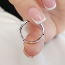 Veretta piramidale sottile con Diamanti, Zaffiro Blu, Rubino e Smeraldo alternati  foto indossata