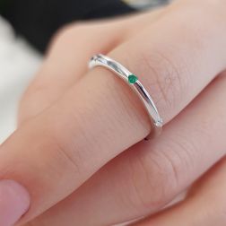 Veretta piramidale sottile con Diamanti, Zaffiro Blu, Rubino e Smeraldo alternati  foto indossata