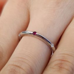 Veretta piramidale sottile con Diamanti, Zaffiro Blu, Rubino e Smeraldo alternati  foto indossata