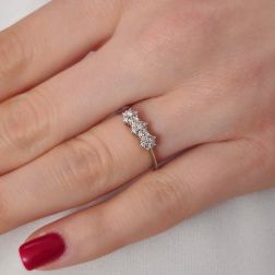 Anello Trilogy Fiore di Diamanti - Larghezza 4.50mm foto indossata