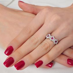 Anello Trilogy Fiore di Diamanti con Rubini- Larghezza 8.8mm indossato