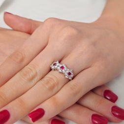 Anello Trilogy Fiore di Diamanti con Rubini- Larghezza 8.8mm indossato